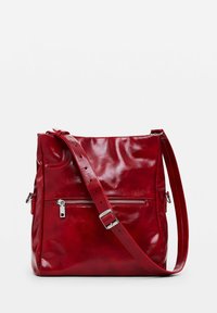 Rote Leder-Umhängetasche mit glänzender Oberfläche, verstellbarem Schultergurt, vorderer Reißverschlusstasche und strukturierter rechteckiger Form.