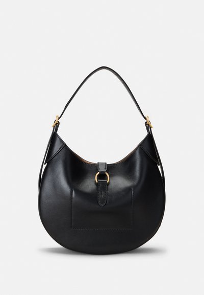 Bolso de hombro de cuero negro con forma redondeada, que presenta una hebilla en tono dorado y un bolsillo frontal. Textura suave y diseño minimalista.