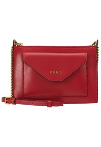 Borsa a tracolla DKNY in pelle rossa con tasca a busta frontale, tracolla in catena dorata e tracolla in pelle regolabile.