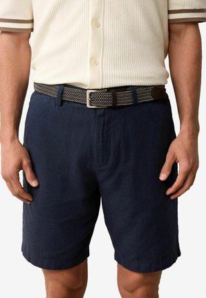 Navy korte broek van ademend materiaal met twee voorzakken, gecombineerd met een geweven bruine riem met een zilveren gesp en accenten.