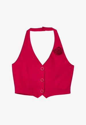 Veste courte rouge à encolure halter en tissu lisse, présentant un décolleté en V, trois boutons métalliques ronds et une rose en tissu en accent.