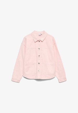 Lichtroze blousejack met lange mouwen, kraag en twee zakken aan de voorkant, plat gelegd op een witte achtergrond.