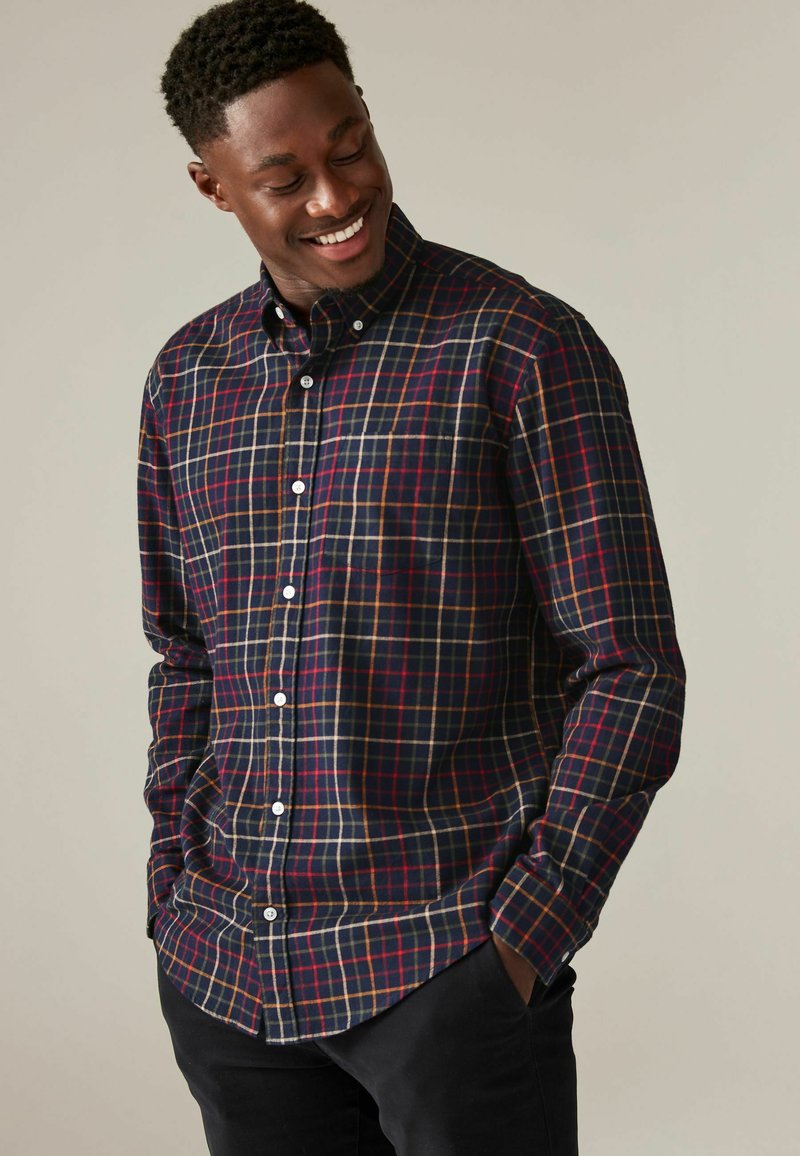Langärmliges Button-Up-Hemd in Marineblau mit rot-gelbem Karomuster. Verfügt über einen Button-Down-Kragen und eine Brusttasche.
