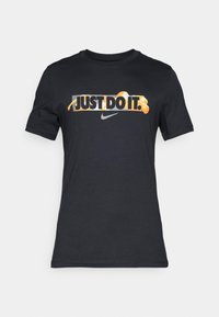 Sort bomulds T-shirt med teksten "JUST DO IT." i orange og hvid. Inkluderer Nike-logoet i grå. Korte ærmer, rund halsudskæring.