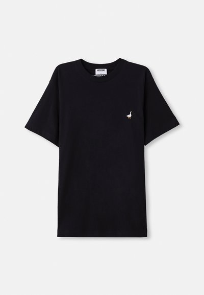 Juodas medvilnės marškinėliai trumpomis rankovėmis, su mažu siuvinėjimu žąsies akcentu ant krūtinės ir apvaliu iškirpimu.