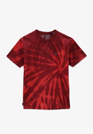 T-shirt tie-dye rouge en coton, présentant un motif circulaire avec des nuances plus foncées, un col rond et un petit logo Vans noir sur la poitrine.