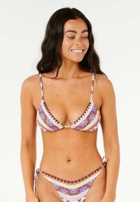 Bikini triangular en púrpura pastel con patrones florales y geométricos. Cuenta con tirantes finos y laterales ajustables en la parte inferior.