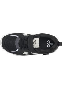 Schwarzer Sportschuh mit Netzeinsätzen, weißen Akzenten und Klettverschluss. Verfügt über ein strukturiertes Obermaterial und eine Gummisohle für Halt.