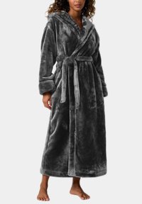 Grå plyschbadrock med huva, långa ärmar och knytning i midjan. Mjuk textur, knälång, med en klassisk omslagdesign.