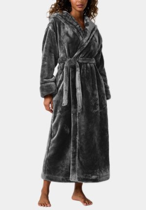 Grijze pluche badjas met een capuchon, lange mouwen en een strik taille. Zachte textuur, knielang, met een klassiek wikkelontwerp.