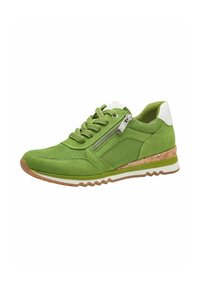 Baskets en daim vert avec une tige en mesh texturé, empiècement au talon blanc, détail zippé sur le côté et accent en liège sur la semelle compensée.