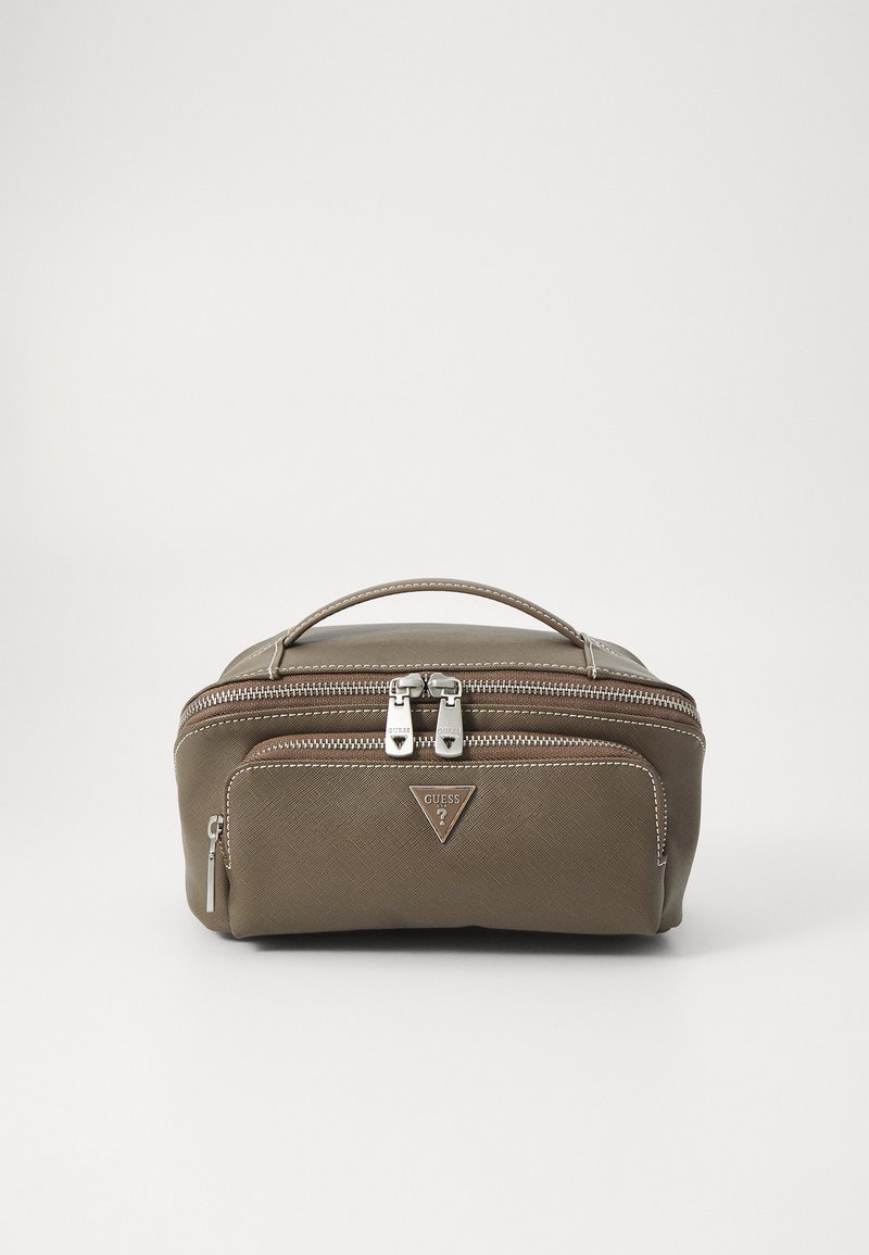 Bolso cosmético de cuero marrón con doble cremallera, asa en la parte superior y un acento de logo triangular. Presenta un exterior texturizado y costuras contrastantes.