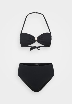 Černý bikinový set s ribovanou texturou, nastavitelnými ramínky a zlatým kovovým detailem uprostřed vršku. Vysoké pasové dno.