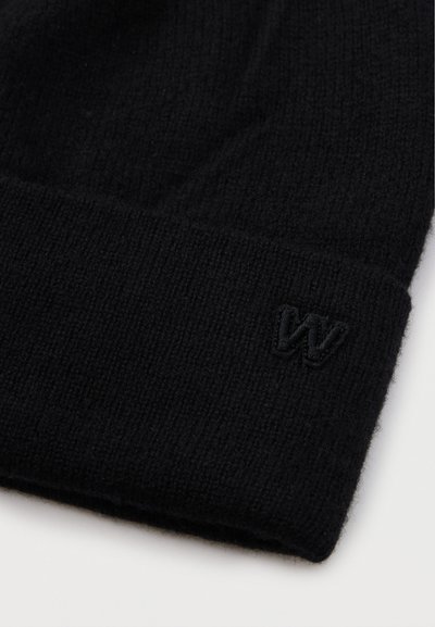 Μαύρο πλεκτό σκουφάκι με διπλωμένο χείλος, που διαθέτει ένα μικρό ανάγλυφο "W" κεντημένο στο πλάι του χείλους.