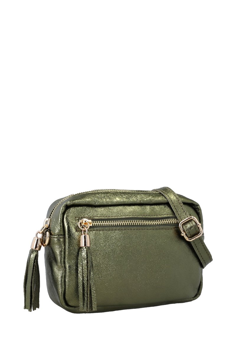 Olīvu zaļš metālisks crossbody soma ar zelta detaļām, ar rāvējslēdzēju un divām pušķiem. Taisnstūra forma ar teksturētu apdari.