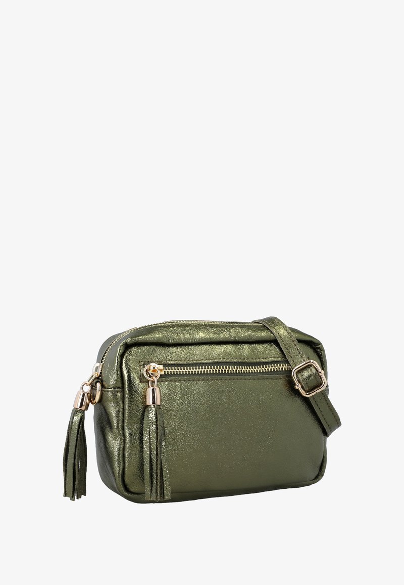 Olīvu zaļš metālisks crossbody soma ar zelta detaļām, ar rāvējslēdzēju un divām pušķiem. Taisnstūra forma ar teksturētu apdari.