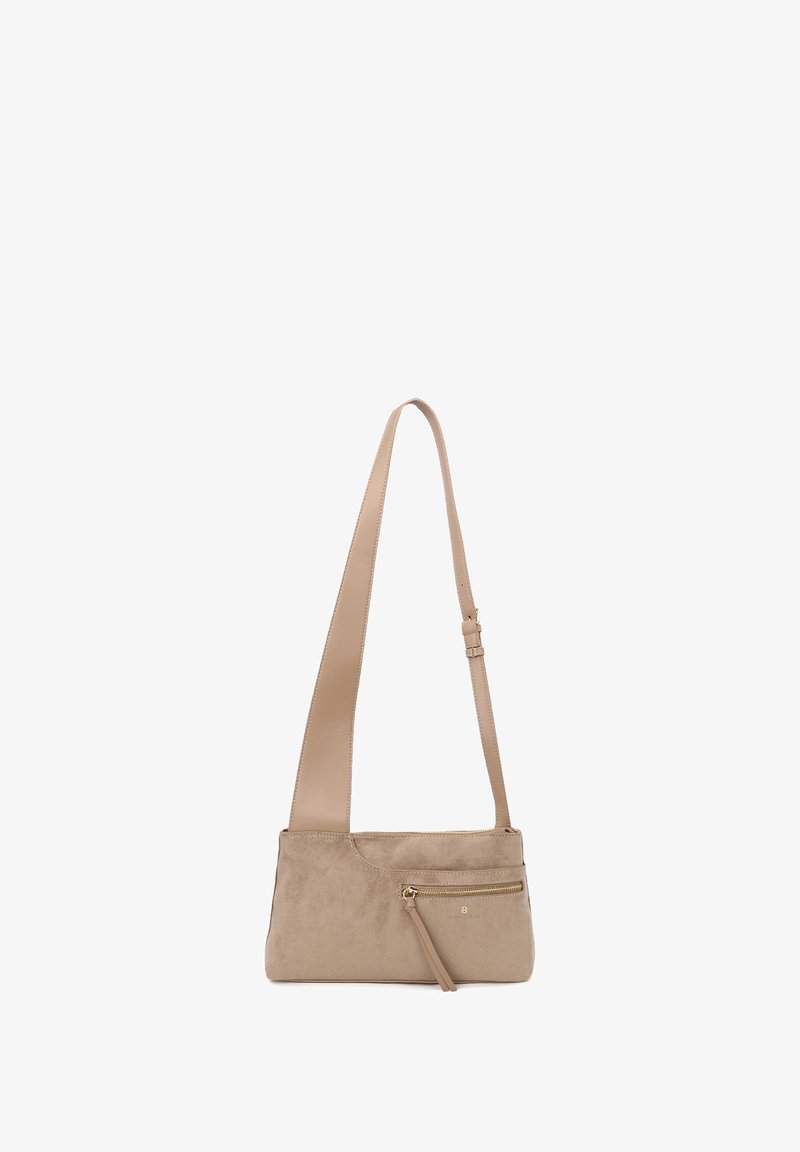 Borsa a spalla beige realizzata in morbido suede, con una lunga tracolla regolabile, una tasca frontale con zip e sottili dettagli in metallo dorato.