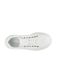 Baskets en cuir blanc avec une texture lisse, bout rond, œillets dorés et lacets blancs. L'intérieur présente un rembourrage gris clair.
