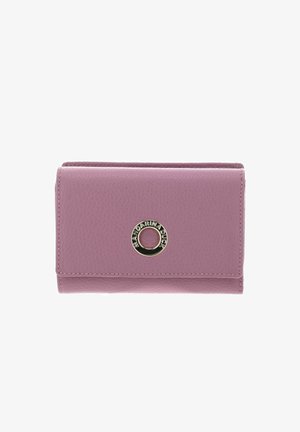 Portefeuille en cuir rose avec une finition texturée, doté d'un logo métallique rond, d'un design à rabat et de coutures apparentes.