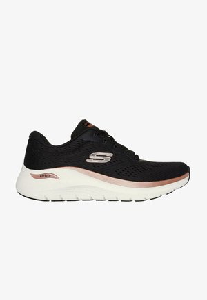 De Skechers ArchFit schoenen hebben een zwarte mesh bovenkant met een roségouden accent en een witte, gevoerde zool voor comfort en ondersteuning.