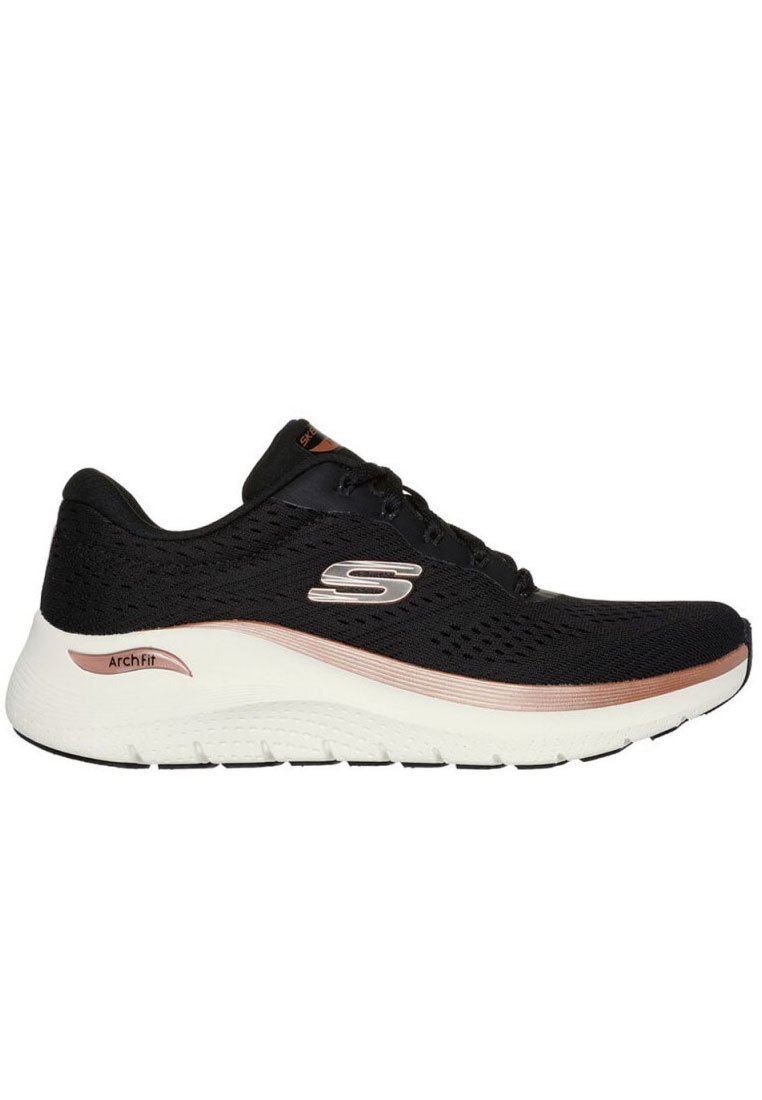 Los zapatos Skechers ArchFit cuentan con una parte superior de malla negra con un acento en oro rosa y una suela blanca acolchada para mayor comodidad y soporte.