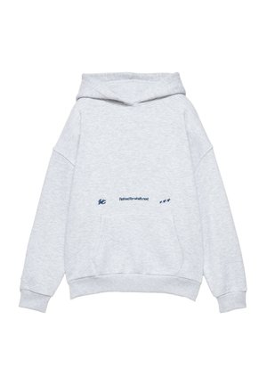 Sweat à capuche gris clair avec poche avant et petit texte bleu marine "Refined for what’s next" au-dessus de la poche.