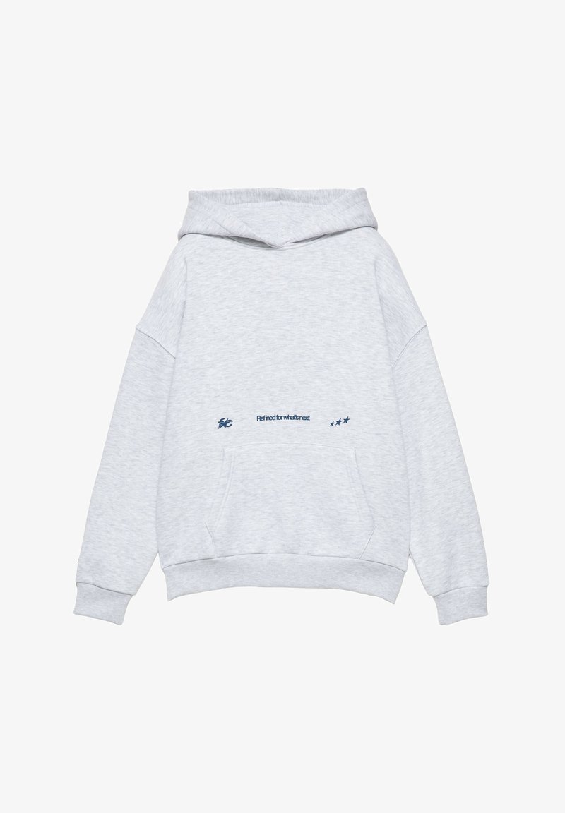 Sweat à capuche gris clair avec poche avant et petit texte bleu marine "Refined for what’s next" au-dessus de la poche.