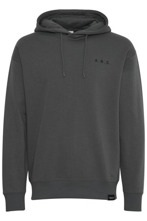 Grijze hoodie van zachte stof, met een buidelzak aan de voorkant, trekkoorden en "A.R.C." tekst op de borst. Ribbelboorden bij de mouwen en onderkant.