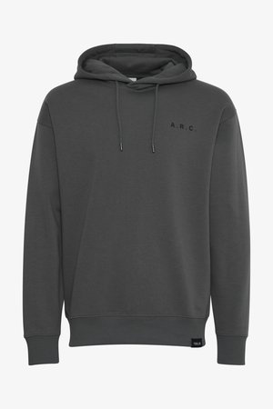 Grauer Kapuzenpulli aus weichem Material, mit einer Fronttasche, Kordelzügen und dem Text "A.R.C." auf der Brust. Gerippte Bündchen und Saum.
