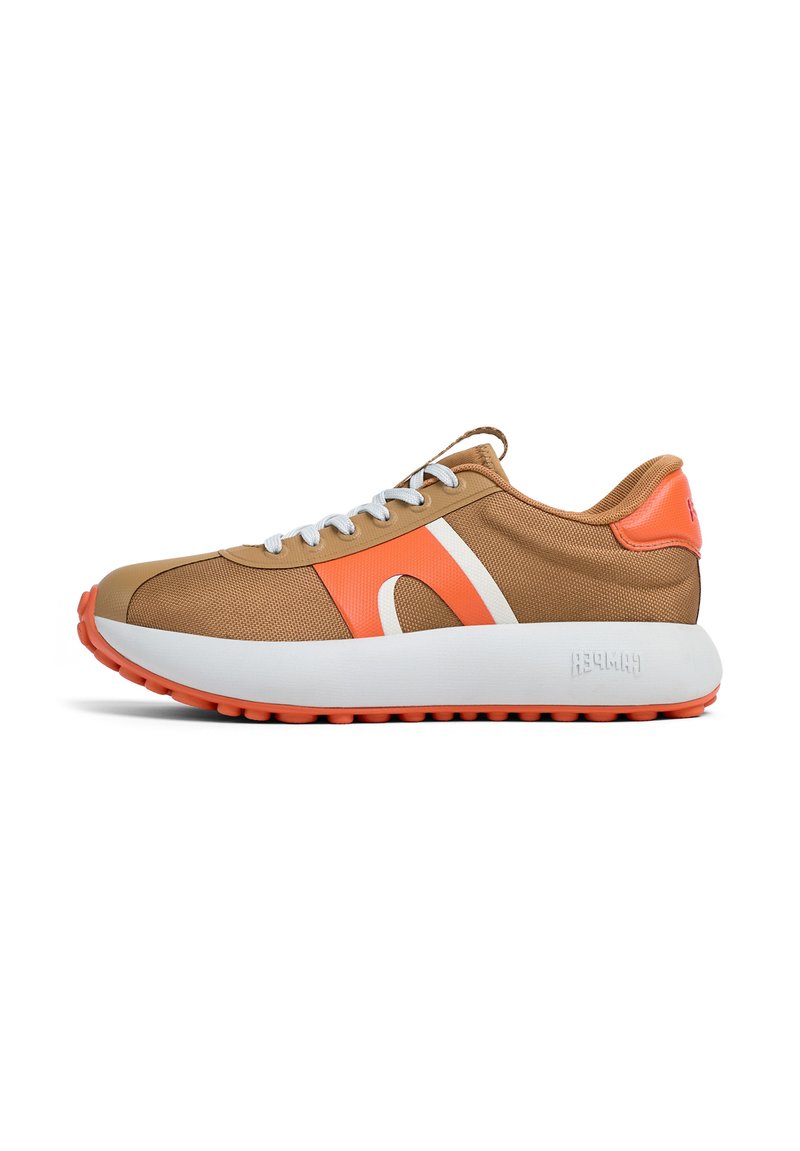 Sneaker a rete beige con accenti bianchi e arancioni, dotata di una suola spessa bianca e una suola in gomma testurizzata con motivi antiscivolo.