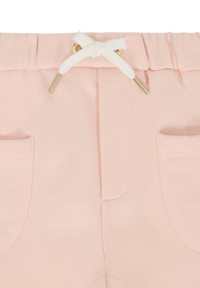 Pantaloni in cotone rosa chiaro con vita elastica, cordoncino bianco e due tasche frontali. Finitura strutturata con dettagli di cucitura sottili.