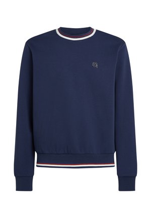 Mélykék pulóver puha anyagból, kerek nyakkivágással, fehér és piros csíkokkal, bordázott mandzsettákkal és egy kis hímzett logóval.