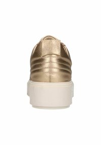 Gouden metallic sneaker met een gevoerde hiel, witte zool en subtiele verticale ribbelstructuur. Over het algemeen een gladde textuur.