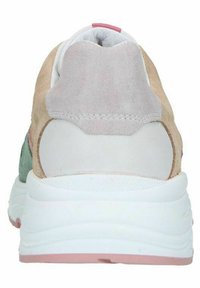Sneaker con tomaia in materiali misti beige, rosa e verde, con colletto imbottito, intersuola bianca e suola in gomma testurizzata.