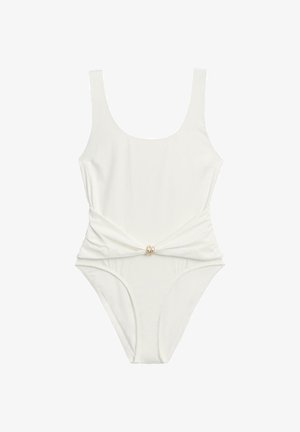 Witte eendelige badpak met ronde hals en gedraaide stofdetail bij de taille, vastgemaakt met een kleine gouden ring.