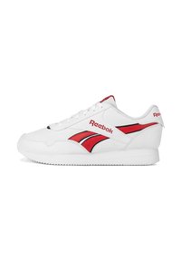 Fehér Reebok sneaker piros és fekete logócsíkokkal, fehér fűzőkkel, a "Reebok" felirattal az oldalon és a saroknál, bal profilból bemutatva.