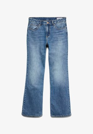 Zilas džinsu bikses ar vieglu paplašinājumu, piecu kabatu dizains, aizdare ar pogu un izbalējuši mazgāšanas akcenti uz balta fona.