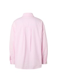 Camisa rosa claro abotonada con rayas verticales, mangas largas y un pliegue tipo caja en la espalda, vista desde atrás.