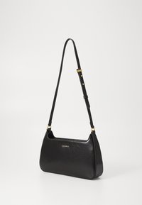 Borsa a spalla in pelle nera con forma curvata, tracolla regolabile e dettagli in metallo dorato. Presenta una finitura testurizzata e un logo in rilievo.