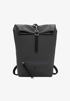 Sac à dos noir à rabat enroulable fabriqué en matériau lisse et imperméable ; dispose de bretelles réglables et d'une poche frontale zippée au design épuré.
