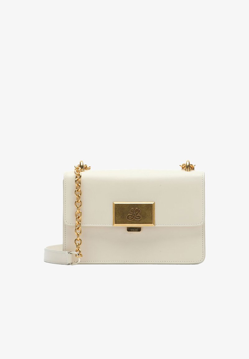 Sac à main en cuir blanc avec une fermeture à boucle dorée, une bandoulière en chaîne et une texture lisse. Le devant présente un logo embossé et un design minimaliste.