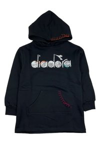 Felpa con cappuccio nera e tasca frontale. Presenta il logo "diadora" multicolore e un dettaglio di cucitura rosa sulla tasca.