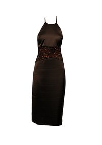 Ujjatlan fekete selyem midi ruha virágos csipkéből készült középrésszel és vékony pántokkal, fehér háttérrel.