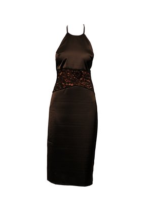 Czarna satynowa sukienka midi bez rękawów z koronkowym wstawkiem w kwiaty i cienkimi ramiączkami na białym tle.