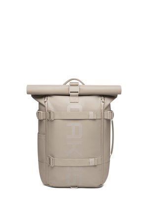 Bézs színű tetején feltekerhető hátizsák állítható pántokkal, oldalsó fogantyúval és finom, függőleges márkajelzéssel az első panelen.