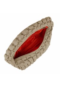 Pochette beige avec un extérieur texturé et rembourré, présentant une fermeture zippée et un intérieur en satin rouge vif. Forme rectangulaire, finition douce.