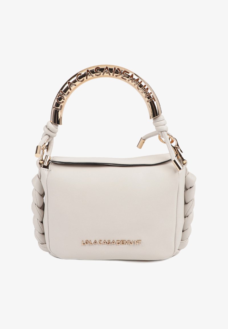 Strukturovaná kabelka z hladké světle šedé kůže. Má pletený popruh a lesklou rukojeť ze zlaceného kovu s embosovaným logem. Zapínání na zip.