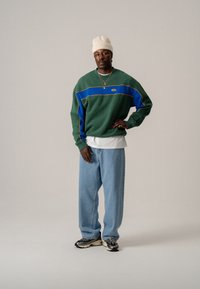BLKVIS SCRIPT CREWNECK UNISEX - Collegepaita - bottle green