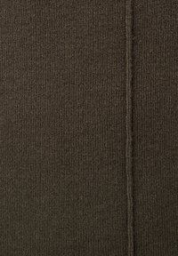 Donkerbruin geribd textiel met een zachte textuur, voorzien van een centrale naad die verticaal loopt en een subtiel patroon creëert.