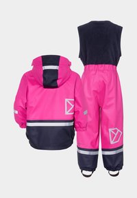 Vaaleanpunainen sadetakki ja haalari, joissa tummansinisiä yksityiskohtia ja heijastavia raitoja. Varustettu kiristysnauhalla olevalla hupulla sekä joustavilla hihansuuilla ja helmassa.